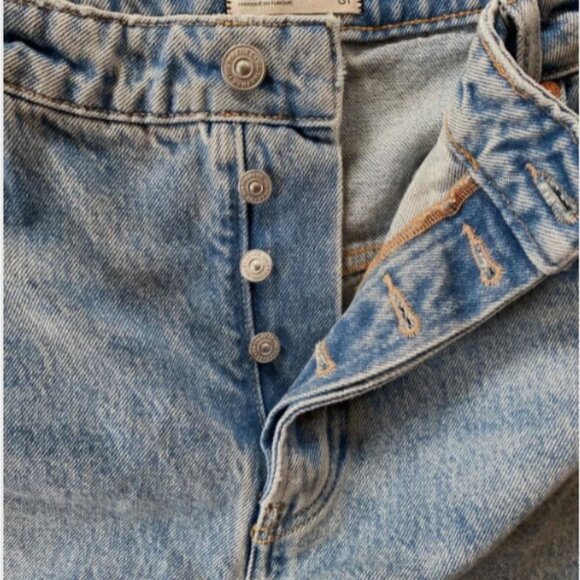 We The Free Women’s Size 31 Relaxed Straight Leg Light Wash Distressed Jeans - Picture 5 of 5